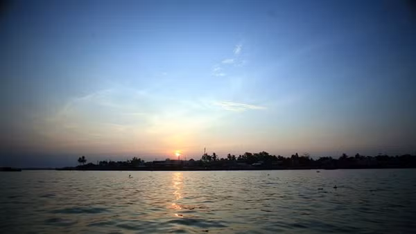 Bình minh sông Hậu.