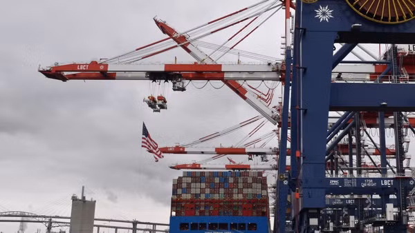 Một cảng hàng hóa tại California, Mỹ.