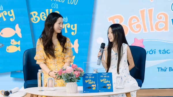 TS Nguyễn Thị Thu Hiền và con gái Lê Bảo Hân trong buổi giới thiệu sách tại Hà Nội, cuối tháng 7/2025. (Nguồn NXB Kim Đồng)