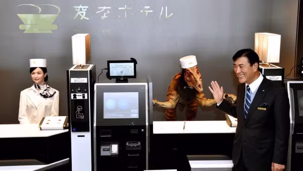Chủ tịch Hideo Sawada cùng đội ngũ “nhân viên” robot tại khách sạn Henn na ở Nhật Bản.