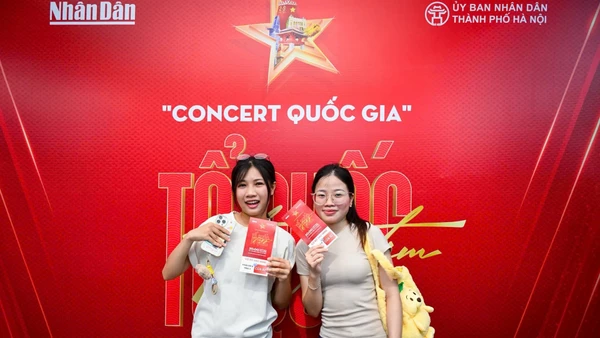 Niềm vui của các bạn trẻ khi nhận vé tham gia “Concert quốc gia” Tổ quốc trong tim. (Ảnh Thành Đạt)