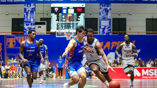 Trần Phi Hoàng Long (Hanoi Buffaloes) mạnh mẽ phòng thủ trước cầu thủ ngoại. Ảnh: VBA