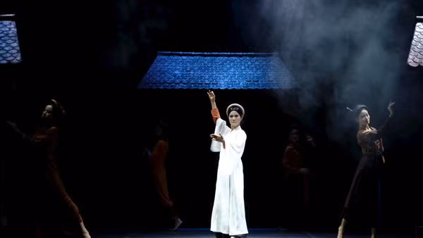 Nghệ sĩ Nhân dân Hoàng Yến đảm nhận vai nữ sĩ Hồ Xuân Hương, trong vở diễn cùng tên. 