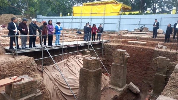 Các nhà khoa học thảo luận về kết quả khai quật khảo cổ tại Hoàng thành Thăng Long.