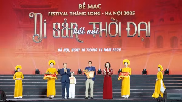 Ban Tổ chức tặng quà lưu niệm tôn vinh những tập thể, cá nhân có đóng góp cho Festival Thăng Long-Hà Nội 2025.