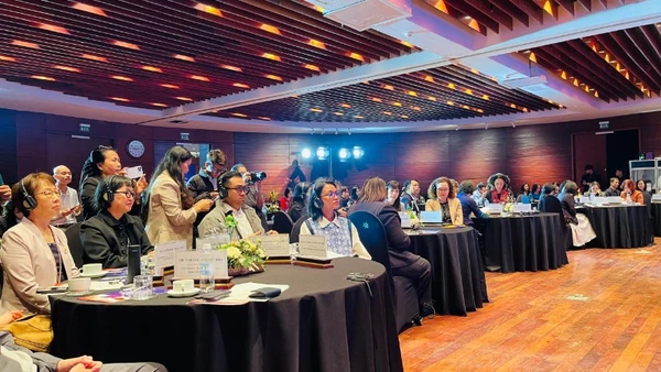 Các đại biểu lắng nghe, chia sẻ kinh nghiệm xây dựng Thành phố Sáng tạo.