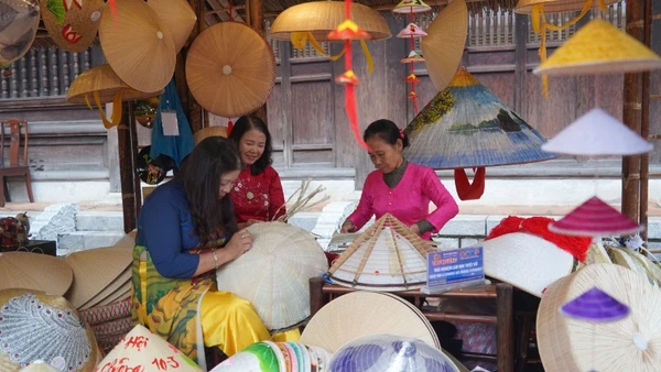 Giới thiệu nét đẹp nghề làm nón tại không gian di tích Văn Miếu-Quốc Tử Giám.