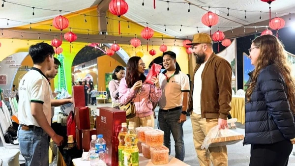 Khách tham quan khám phá, mua sản phẩm tại Liên hoan.