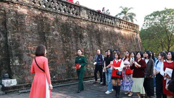 Khách du lịch háo hức khám phá những bí ẩn lịch sử qua tour "Ký ức Cột cờ".