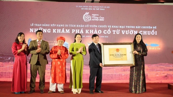 Giám đốc Sở Văn hóa và Thể thao Hà Nội Bạch Liên Hương trao Bằng công nhận Di tích lịch sử Văn hoá cấp thành phố cho đại diện chính quyền, nhân dân xã Hoài Đức.