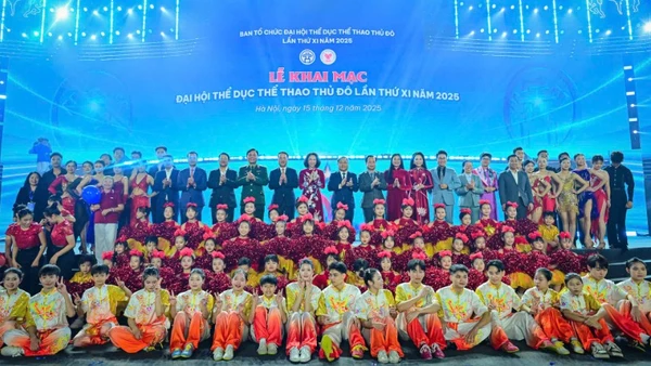 Lãnh đạo thành phố Hà Nội chung vui với các vận động viên, các nghệ sĩ tham gia Lễ khai mạc. (Ảnh: BẢO LONG)