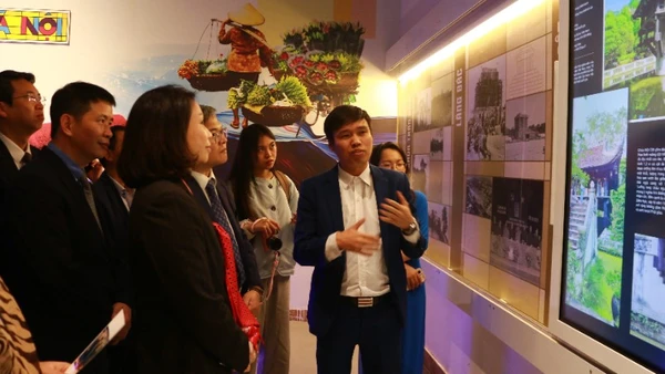 Các đại biểu tham quan, trải nghiệm di sản Hà Nội qua công nghệ hiện đại.