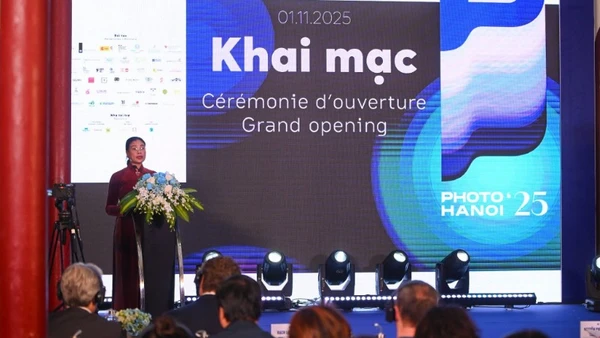 Biennale nhiếp ảnh quốc tế Photo Hanoi ’25 được ví như “bữa tiệc thị giác” đa sắc màu đã khai mạc.