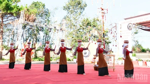 Nghệ nhân xã Bắc Bình biểu diễn tại Lễ bế mạc Liên hoan các câu lạc bộ cồng chiêng tỉnh Lâm Đồng lần thứ I, năm 2025.