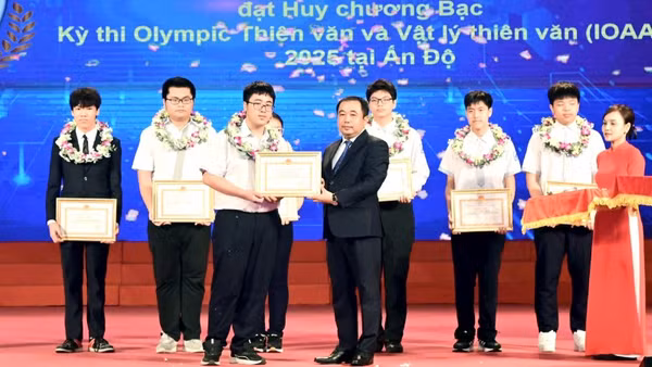 Bí thư Thành ủy Hà Nội Trần Đức Thắng trao thưởng cho học sinh có thành tích xuất sắc.