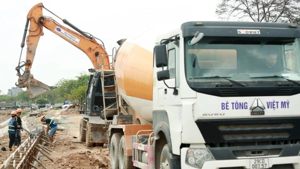 Nhà thầu đang khẩn trương thi công hồ điều hòa Cự Khối. (Ảnh: Hùng Thái)