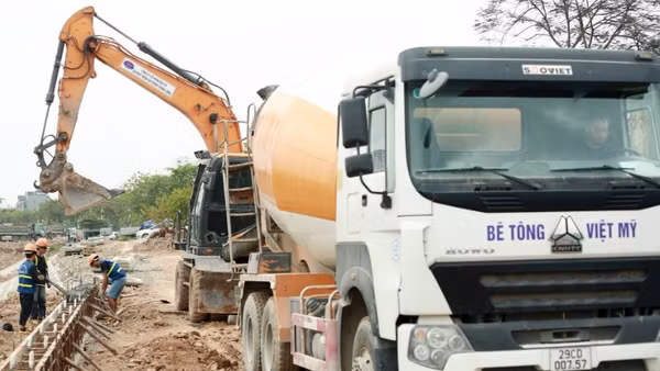 Nhà thầu đang khẩn trương thi công hồ điều hòa Cự Khối. (Ảnh: Hùng Thái)