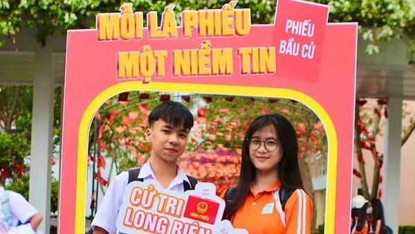 Các bạn trẻ phấn khởi "check-in".