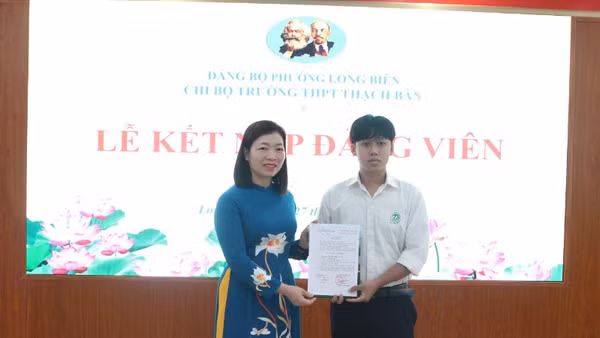 Thường trực Đảng ủy phường Long Biên trao quyết định kết nạp Đảng cho học sinh ưu tú trường Trung học phổ thông Thạch Bàn.