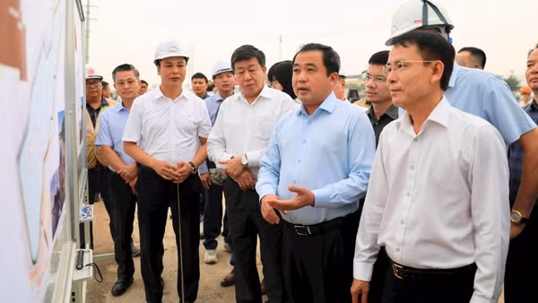 Bí thư Thành ủy Hà Nội Trần Đức Thắng kiểm tra tiến độ hồ điều hòa Yên Nghĩa 1.