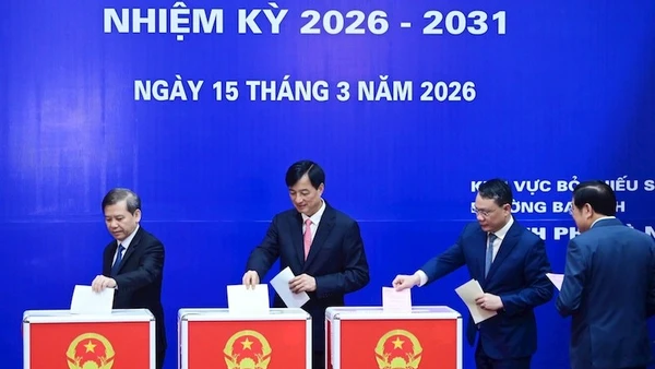 Bí thư Thành ủy Hà Nội Nguyễn Duy Ngọc thực hiện bỏ phiếu. 