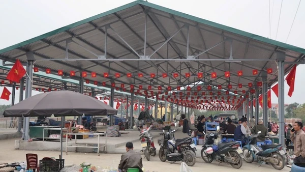 Chợ Nâu (mới) được xã Tam Hưng bố trí, xây dựng khang trang hơn.