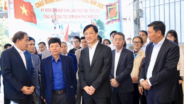 Bí thư Thành ủy Hà Nội Nguyễn Duy Ngọc kiểm tra công tác chuẩn bị bầu cử tại thôn Thụy Ứng, xã Thường Tín. (ảnh: Quang Thái).