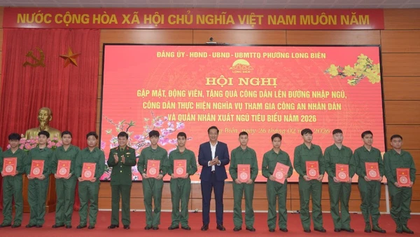 Lãnh đạo phường Long Biên tặng sổ tiết kiệm cho các tân binh. (ảnh: Minh Phúc).