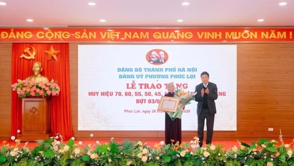 Lãnh đạo Ủy ban nhân dân thành phố Hà Nội trao Huy hiệu 70 năm tuổi Đảng cho đảng viên lão thành.