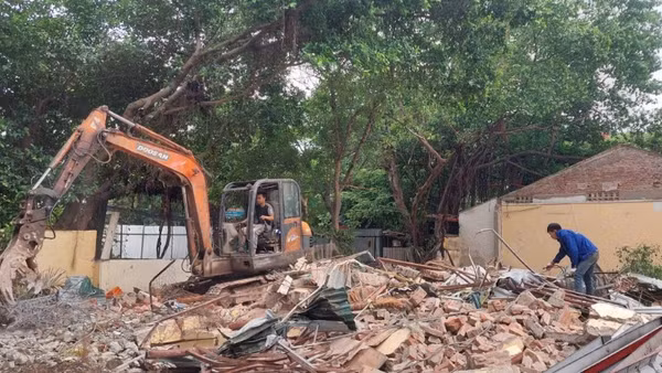 Lực lượng chức năng phường Thanh Xuân tháo dỡ công trình để bàn giao mặt bằng cho chủ đầu tư dự án đường Vành đai 2,5.