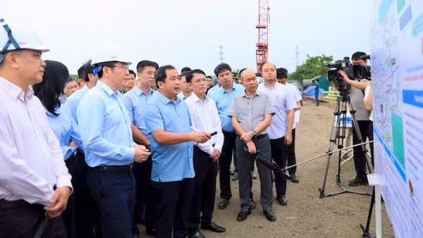 Bí thư Thành ủy Hà Nội Trần Đức Thắng kiểm tra thực địa tại cầu Mễ Sở. (Ảnh: QUANG THÁI)