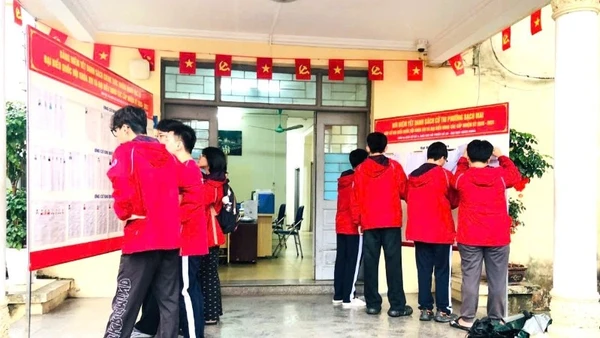 Sinh viên Đại học Bách khoa Hà Nội nghiên cứu tiểu sử các ứng cử viên đại biểu Quốc hội và Hội đồng nhân dân các cấp nhiệm kỳ 2026-2031. (Ảnh: ĐÌNH HIỆP)