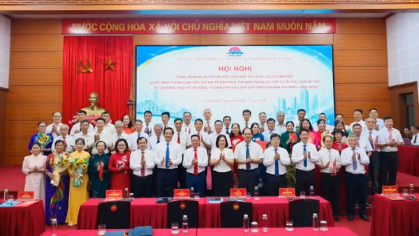 Lãnh đạo phường Long Biên chúc mừng nhân sự mới của các tổ dân phố sau sắp xếp.