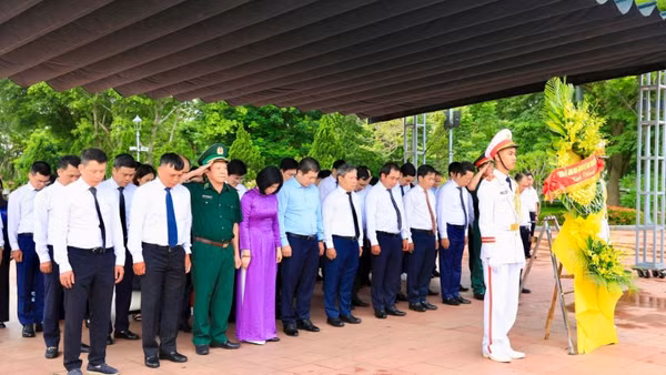 Đoàn đại biểu thành phố Hà Nội thành kính dâng hương tưởng niệm tại Thành cổ Quảng Trị. (Ảnh: Thái Quang)