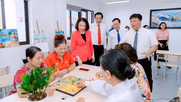 Lãnh đạo thành phố Hà Nội tham quan cơ sở chăm sóc sức khỏe ban ngày cho người cao tuổi tại phường Long Biên.