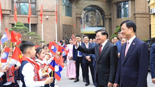 Lễ đón Tổng Bí thư Đảng Nhân dân Cách mạng Lào, Chủ tịch nước Cộng hòa Dân chủ Nhân dân Thongloun Sisoulith. (Ảnh: Quang Thái)