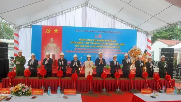 Các đại biểu thực hiện nghi thức khởi công dự án "Tu bổ, tôn tạo di tích lịch sử đình Ngoài Mai Phúc".