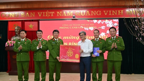 Lãnh đạo Ủy ban nhân dân thành phố Hà Nội tặng quà Tết cho cán bộ, chiến sĩ Phòng Cảnh sát cơ động (Công an thành phố Hà Nội). (Ảnh: PHÚ KHÁNH)
