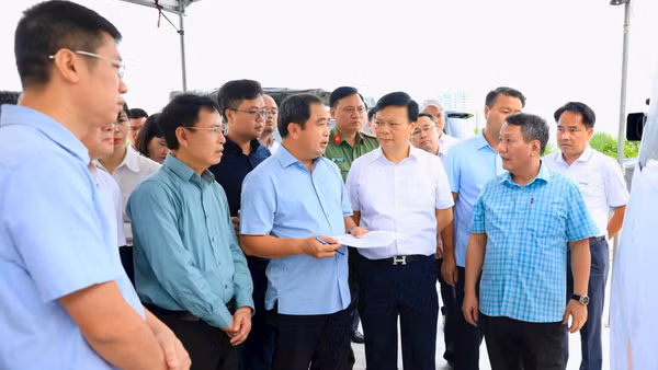 Đồng chí Trần Đức Thắng kiểm tra dự án Xây dựng tuyến đường kết nối đường Pháp Vân-Cầu Giẽ với đường Vành đai 3. (Ảnh: Thái Quang).