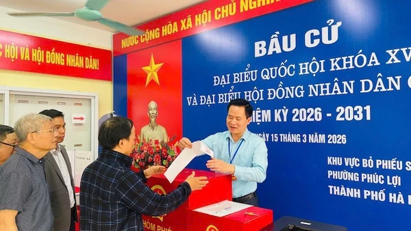 Lãnh đạo phường Phúc Lợi kiểm tra cơ sở vật chất tại các khu vực bỏ phiếu trên địa bàn. 