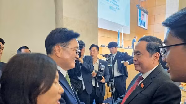 Chủ tịch Quốc hội Trần Thanh Mẫn gặp Chủ tịch Quốc hội Hàn Quốc Woo Won Shik nhân dịp tham dự Hội nghị các Chủ tịch Quốc hội thế giới lần thứ 6 tại Geneva, Thụy Sỹ, tháng 7/2025. (Ảnh: Báo Đại biểu Nhân dân)