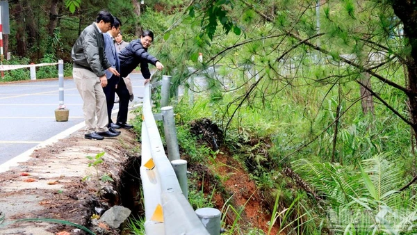 Phó Chủ tịch Ủy ban nhân dân tỉnh Lâm Đồng Nguyễn Hồng Hải đến kiểm tra hiện trường và chỉ đạo xử lý điểm sạt trượt trên đường đèo Mimosa.