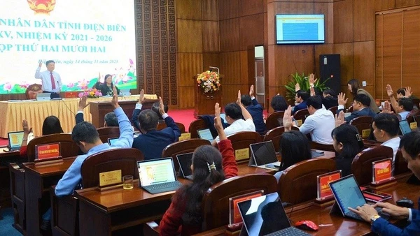 Đại biểu Hội đồng nhân dân tỉnh Điện Biên biểu quyết thông qua các nội dung tại kỳ họp thứ 22, được tổ chức ngày 14/11.