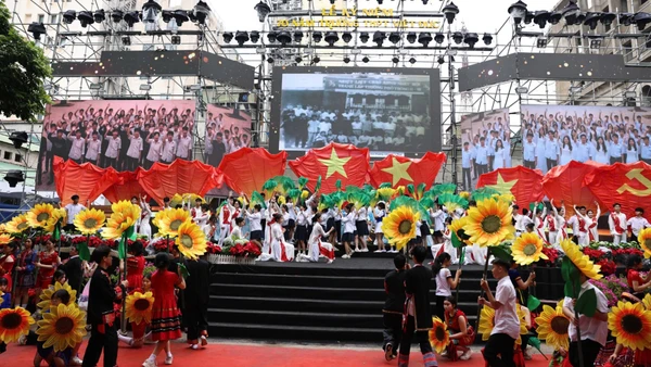 Tiết mục văn nghệ tại buổi lễ kỷ niệm. (Ảnh: Thanh Tùng)