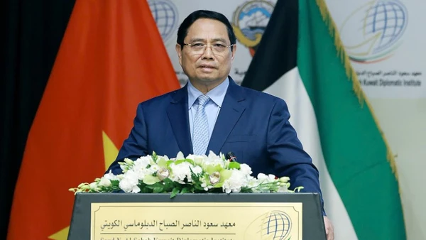 Thủ tướng Chính phủ Phạm Minh Chính phát biểu chính sách tại Học viện Ngoại giao Kuwait. (Ảnh: TTXVN)