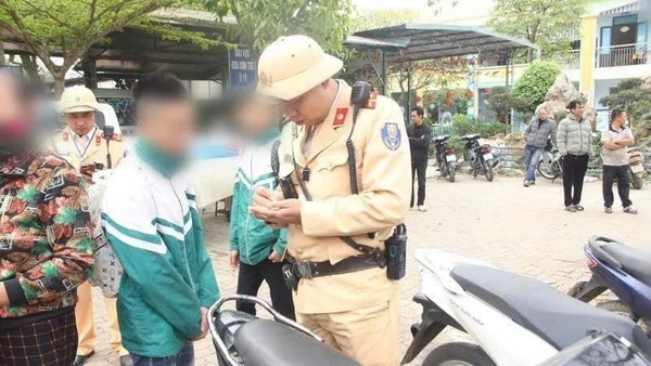 Cảnh sát giao thông Thành phố Hà Nội kiểm tra chuyên đề và xử lý vi phạm.