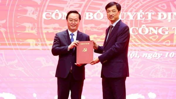 Bí thư Thành ủy Hà Nội Nguyễn Duy Ngọc trao quyết định cho đồng chí Nguyễn Đức Trung.