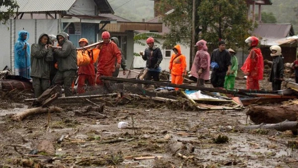 Indonesia khẩn trương triển khai công tác cứu hộ sau lũ. (Ảnh: THX)