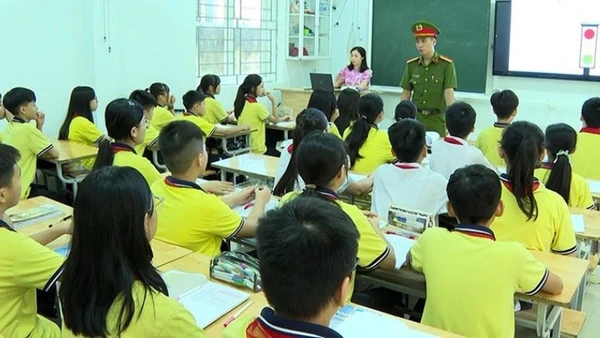Công an Thanh Hóa tuyên truyền, phổ biến pháp luật đến học sinh phổ thông trong tỉnh. (Ảnh: MAI LUẬN)