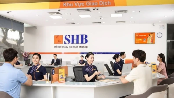 Giao dịch khách hàng tại chi nhánh ngân hàng SHB.